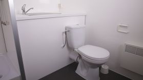1200F411T222 Kaksi identtistä kylpyhuonetilaa ja WC