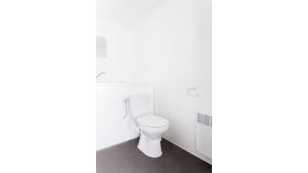 1200F411T222 Kaksi identtistä kylpyhuonetilaa ja WC