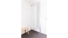 1200F411T222 Kaksi identtistä kylpyhuonetilaa ja WC