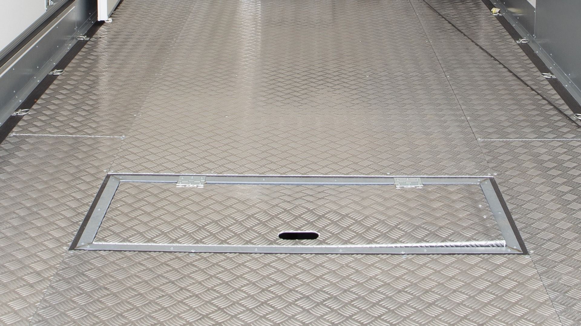 Alumiini turkkilevystä lattia